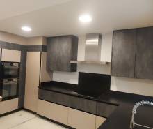 2.	Détail d’une cuisine moderne en stratifié aspect bois avec rangements intégrés à ORANGE dans le Vaucluse